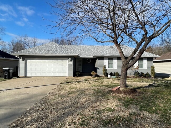 property at 5627 S Pinehurst Ave