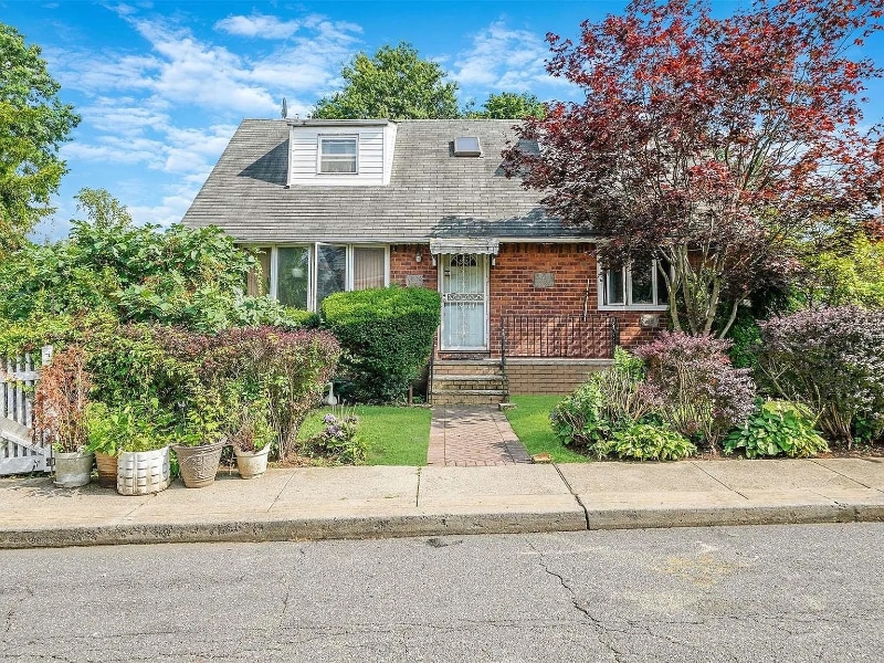 271 Louis Ave in Elmont, NY - Building Photo