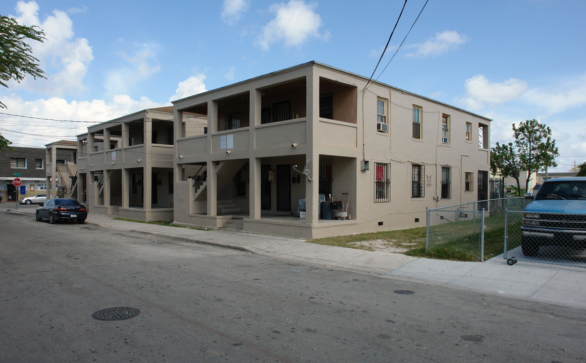 123-139 NW 15th St in Miami, FL - Building Photo