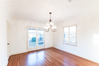 1066 S Genesee Ave in Los Angeles, CA - Building Photo - Building Photo