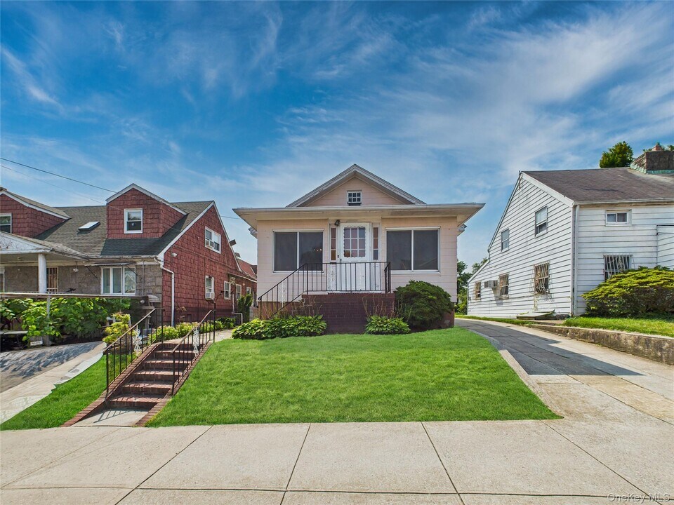 149-38 45th Ave in Queens, NY - Building Photo