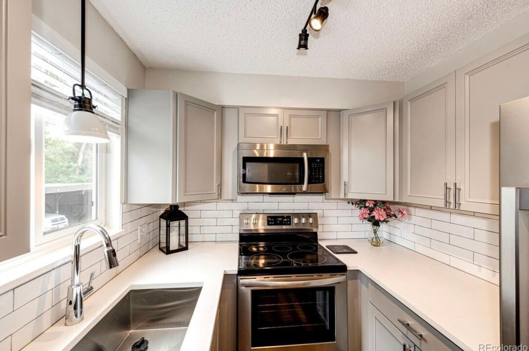 8060 W 9th Ave in Lakewood, CO - Building Photo