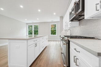 8 Husted Ln in New Canaan, CT - Building Photo - Building Photo