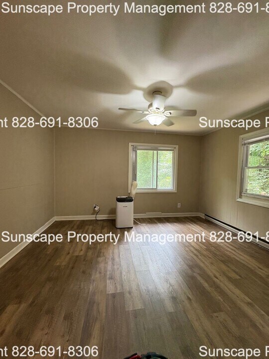 387 B Chunns Cove Rd in Asheville, NC - Building Photo