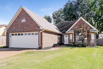 7017 Juanita Cir S in Memphis, TN - Foto de edificio - Building Photo