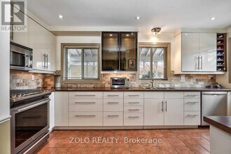 2339 Redfern Rd in Burlington, ON - Building Photo - Building Photo