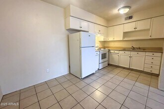 2621 E Greenway Rd in Phoenix, AZ - Building Photo - Building Photo