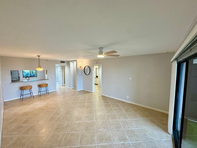 2202 S Cypress Bend Dr, Unit 607 in Pompano Beach, FL - Foto de edificio - Building Photo