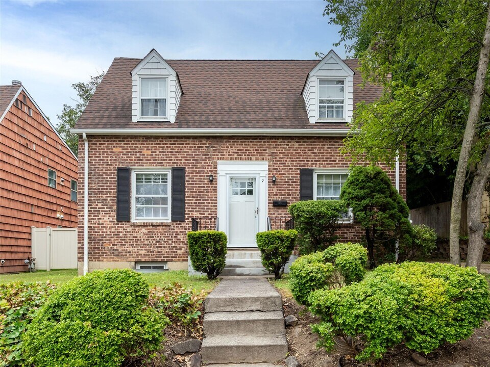 7 Jackson St in Port Washington, NY - Building Photo