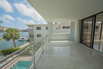 468 Golden Isles Dr in Hallandale Beach, FL - Building Photo - Building Photo