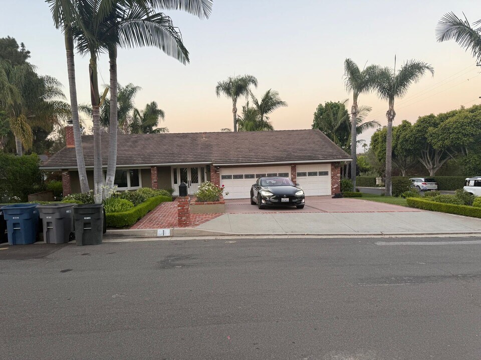 1 Pleasant Hill Dr in Rolling Hills Estates, CA - Building Photo
