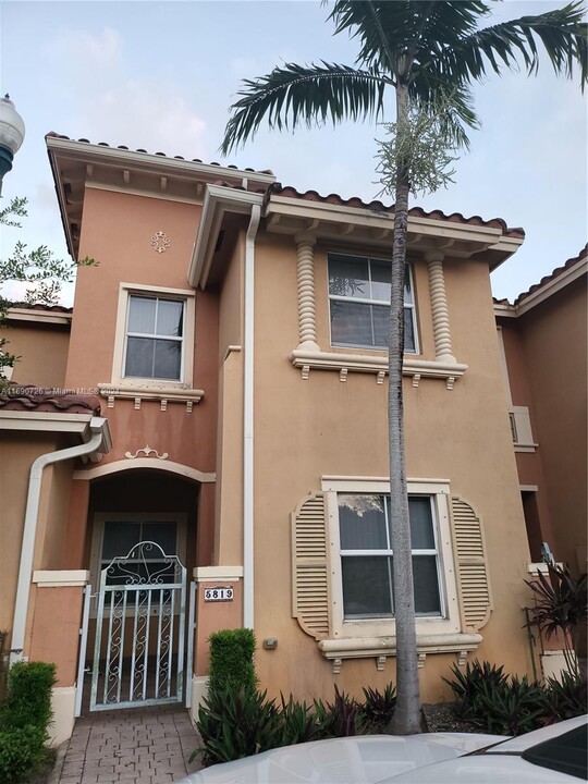 5819 Siena Ln in Hollywood, FL - Foto de edificio