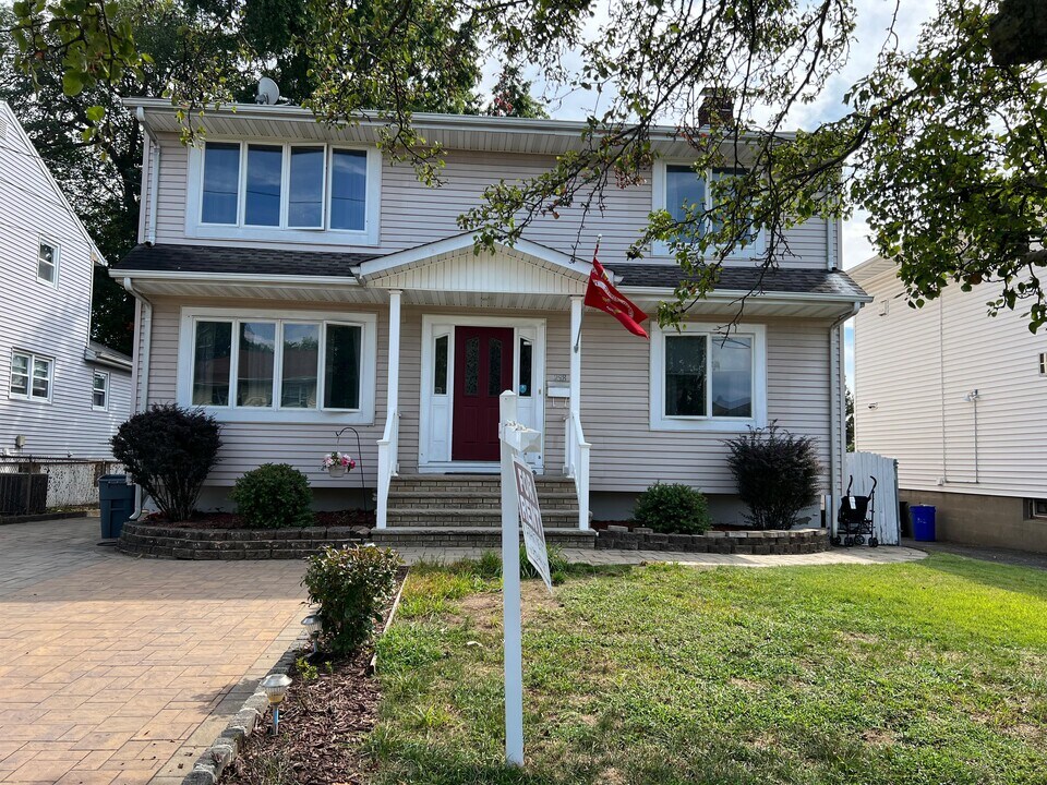 298 Nedellec Dr, Unit #2 in Saddle Brook, NJ - Building Photo
