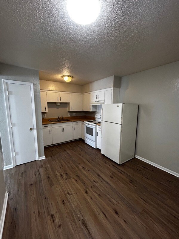 1411 W Maple Ave in Independence, MO - Building Photo - Building Photo