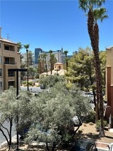 270 E Flamingo Rd in Las Vegas, NV - Foto de edificio - Building Photo