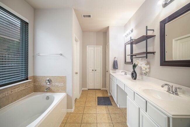 210 Black Swan Pl in Magnolia, TX - Building Photo - Building Photo