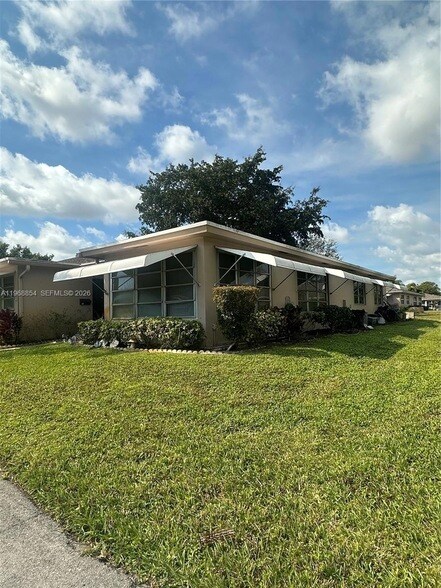 property at 1252 Club Dr W