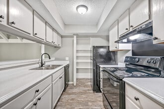 Towne Center Apartments in Dallas, TX - Foto de edificio - Building Photo