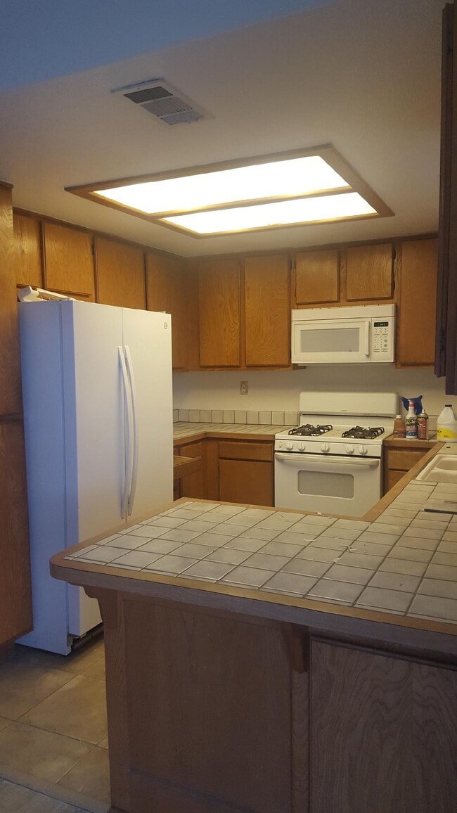 19660 Neuralia Rd in California City, CA - Building Photo - Building Photo