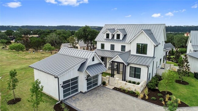 19517 Flying J Blvd in Spicewood, TX - Foto de edificio - Building Photo