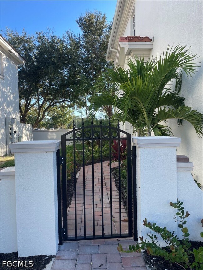 7044 Ambrosia Ln in Naples, FL - Building Photo - Building Photo