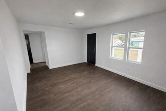 1205 S Georgia St in Orange, TX - Building Photo - Building Photo