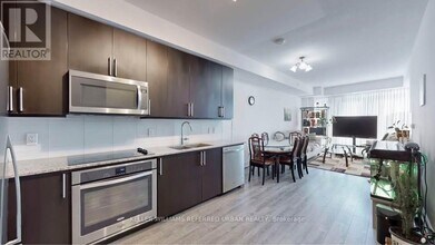 9600 Yonge St in Richmond Hill, ON - Building Photo - Building Photo