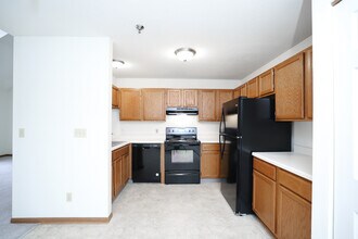 Foxwood Crossing Apartments in Greenfield, WI - Building Photo - Interior Photo