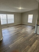 1221 N Valrico Rd in Valrico, FL - Foto de edificio - Building Photo