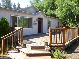 1013 Lakeview Dr in Kettle Falls, WA - Building Photo