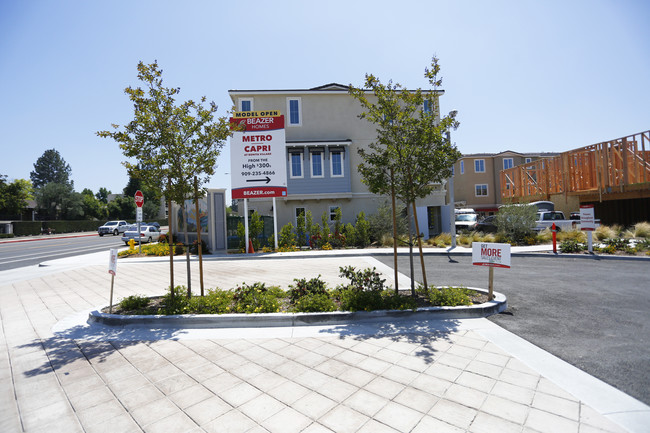 Bonita Village in Pomona, CA - Foto de edificio - Building Photo