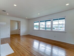 7101 W 85th St in Los Angeles, CA - Building Photo - Building Photo