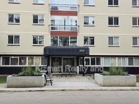 10135-10120 120 St NW in Edmonton, AB - Building Photo