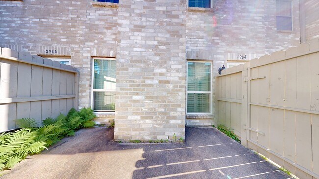 2984 Holly Hall St in Houston, TX - Building Photo - Building Photo
