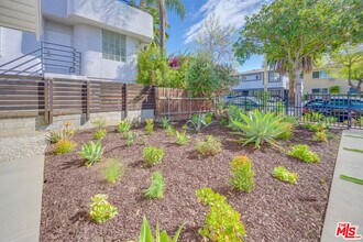 1127 N Formosa Ave in Los Angeles, CA - Building Photo - Building Photo