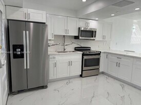 2980 Point E Dr in Aventura, FL - Building Photo