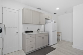 1204 SW 143rd Ct in Miami, FL - Foto de edificio - Building Photo