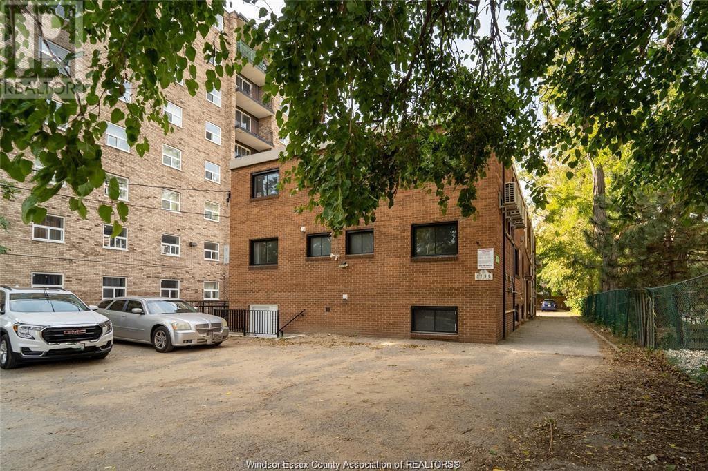 3150 Peter in Windsor, ON - Building Photo