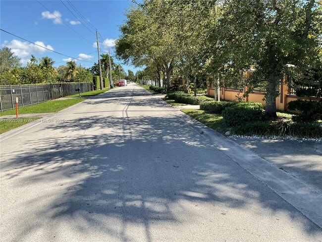 12500 SW 43rd St in Miami, FL - Building Photo - Building Photo