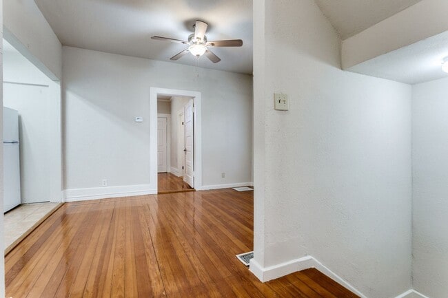 130 E Craig Pl in San Antonio, TX - Building Photo - Building Photo