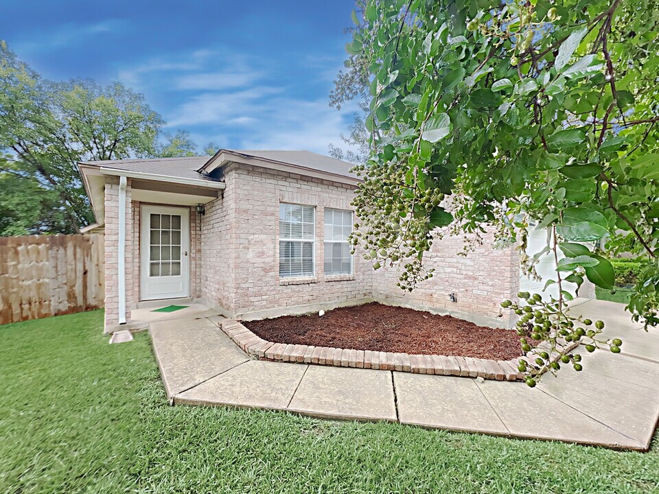 8335 Tavern Pt in San Antonio, TX - Building Photo