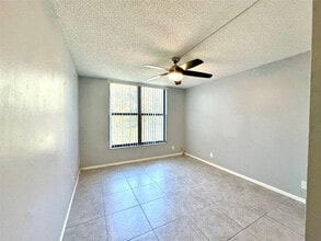 6701 N University Dr in Tamarac, FL - Foto de edificio - Building Photo