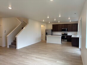 17058 126th St E in Bonney Lake, WA - Foto de edificio - Building Photo