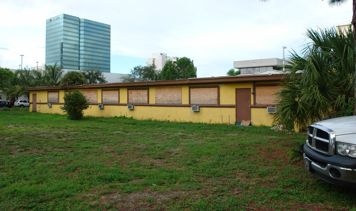 200 NE 3rd St in Fort Lauderdale, FL - Building Photo