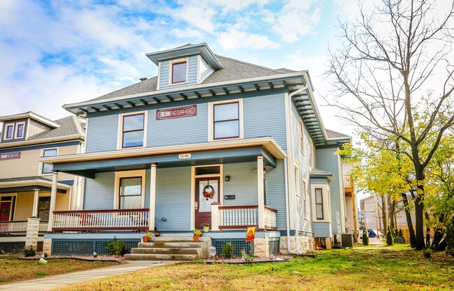 Walnut Home - Behind Greek Row!