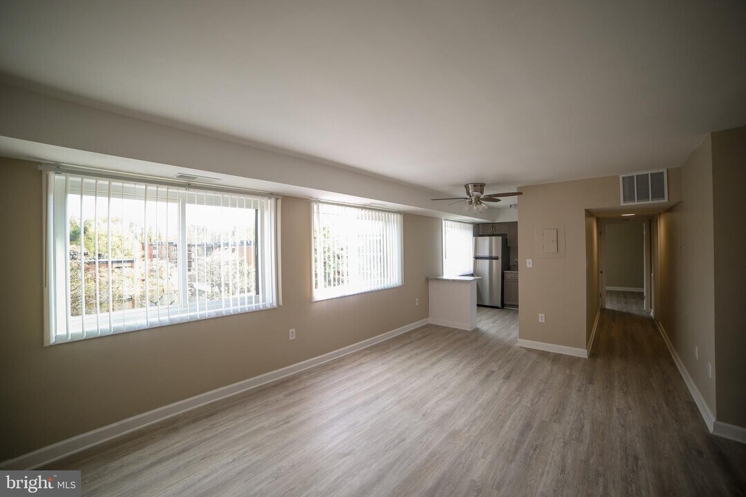 3320 S 28th St-Unit -401 in Alexandria, VA - Building Photo