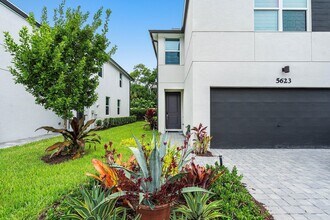 5623 Enclave Dr in West Palm Beach, FL - Building Photo - Building Photo