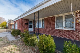 1720 S Windsor Rd in Wichita, KS - Foto de edificio - Building Photo