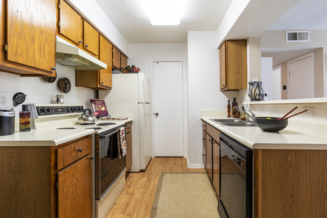 La Mirage Apartment Homes in Albuquerque, NM - Building Photo - Interior Photo