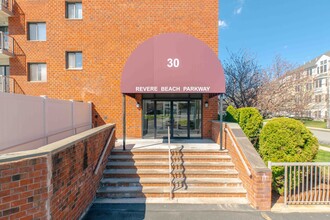 Parkway Plaza South in Medford, MA - Foto de edificio - Building Photo